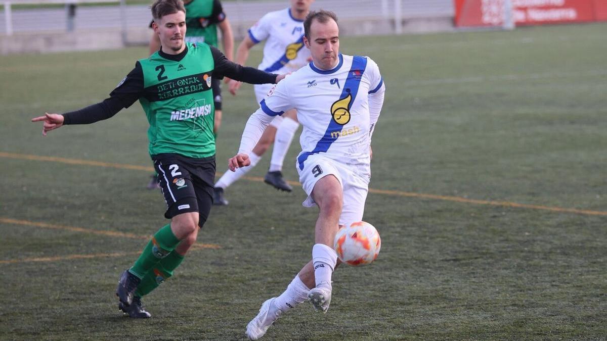 Lance del partido entre Beti Onak y Cantolagua.