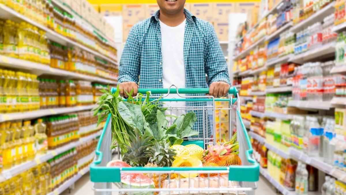 Un hombre realizando la compra en un supermercado.
