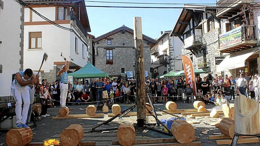 Iker Vicente y Mikel Larrañaga midieron sus hachas en la plaza.