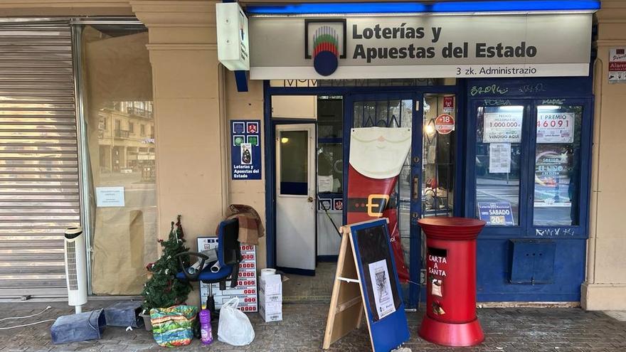 Estado en que estaba esta mañana el local asaltado con efectos sacados fuera del despacho de lotería