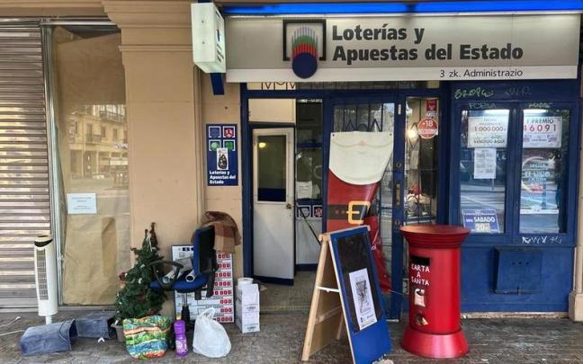 Estado en que estaba esta mañana el local asaltado con efectos sacados fuera del despacho de lotería Estado en que estaba esta mañana el local asaltado con efectos sacados fuera del despacho de lotería