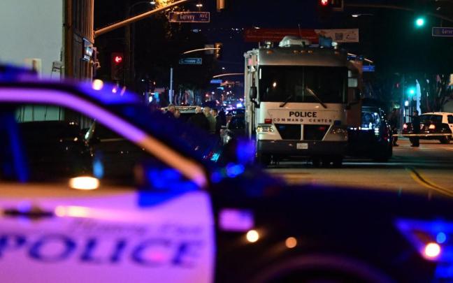 Vehículos policiales en el escenario del tiroteo.