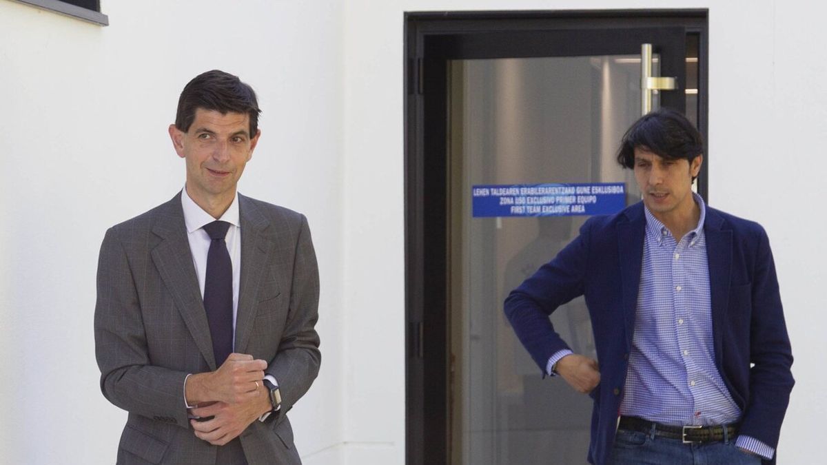 El presidente albiazul, Alfonso Fernández de Troconiz, junto al director deportivo, Sergio Fernández, en Ibaia