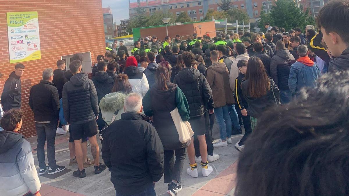 Un momento de los incidentes que se han producido en el exterior del campo de Los Llanos en Portugalete