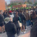 Un momento de los incidentes que se han producido en el exterior del campo de Los Llanos en Portugalete
