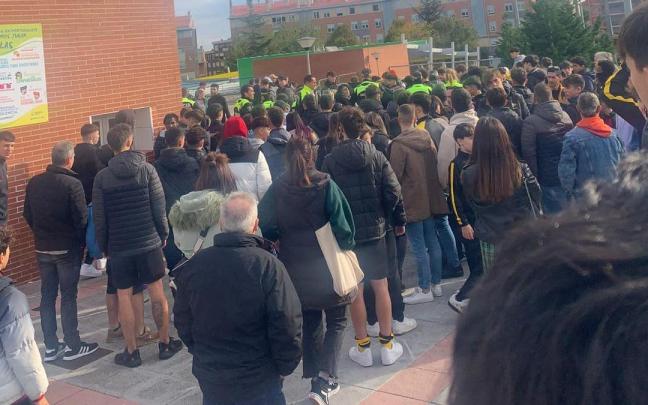 Un momento de los incidentes que se han producido en el exterior del campo de Los Llanos en Portugalete