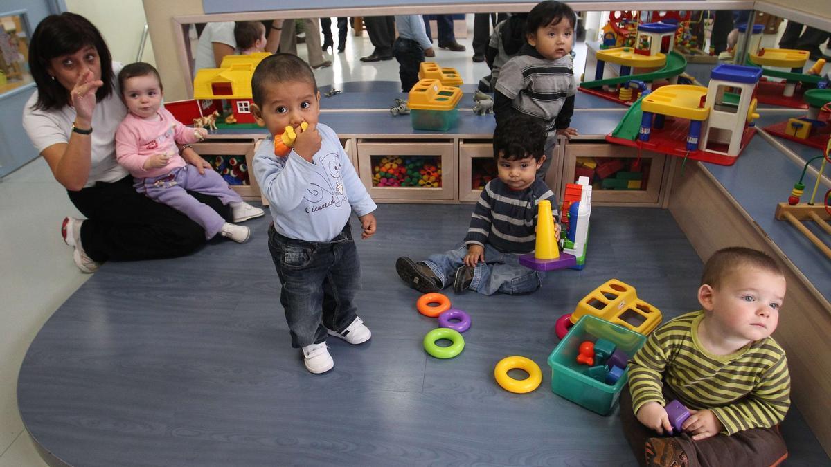 Varios niños juegan en las instalaciones de la escuela infantil municipal Donibane, en una imagen de 2010.