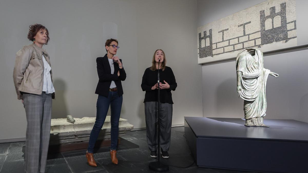 Chivite junto a la consejera Rebeca Esnaola y Susana Irigaray, directora del Servicio de Museos.