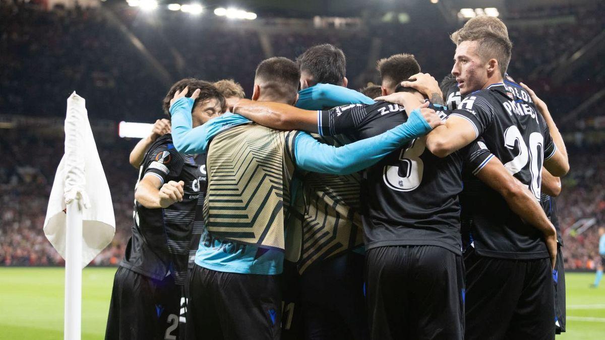 Los jugadores celebran su gol al United