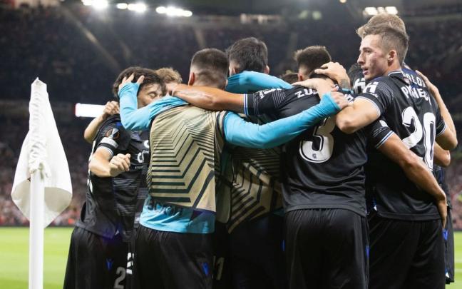 Los jugadores celebran su gol al United