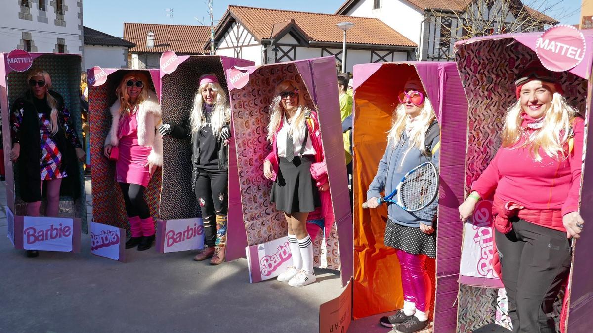 Al carnaval de Lekunberri también llegó un grupo de barbies en su caja.
