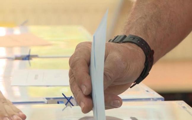 Un hombre deposita su voto en una urna