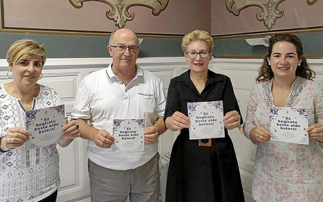 Participantes en la presentaci&oacute;n de la gu&iacute;a informativa editada por el Consistorio de Azkoitia. | FOTO: N.G.