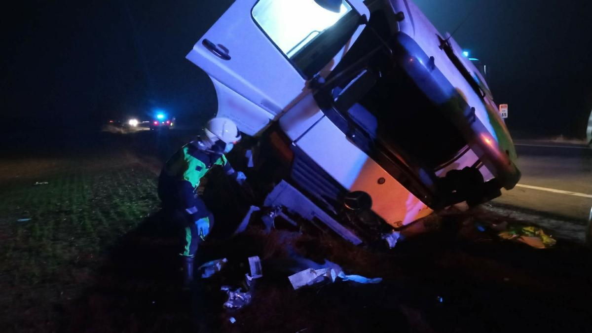 Efectivos de bomberos trabajan para sacar al camionero.