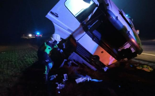 Efectivos de bomberos trabajan para sacar al camionero.