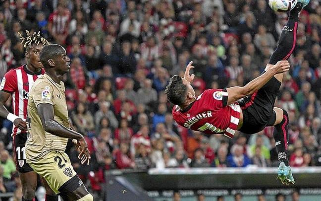 Alex Berenguer buscó el gol ante el Almería con un acrobático remate. Alex Berenguer buscó el gol ante el Almería con un acrobático remate.