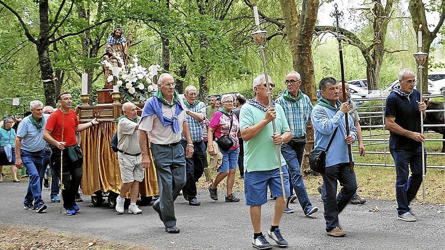 Vecinos de Amurrio retornando la imagen del patrón a su ermita el día de San Roque