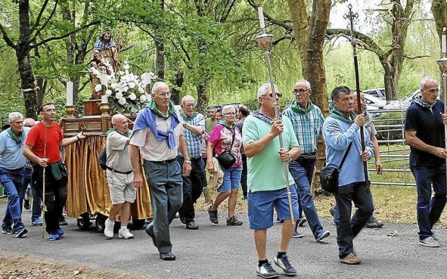 Vecinos de Amurrio retornando la imagen del patrón a su ermita el día de San Roque