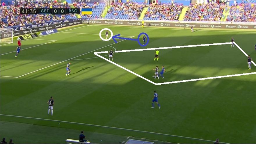 En ataque, mientras, ayuda bastante el cansancio de un Getafe cuya actitud ('liberar' a Kubo a la espalda de su medular) es muy arriesgada. Con el tiempo, aparecen ya los pasillos interiores... Y también influye haber recurrido a salidas de 3 (con Zubimendi retrasado), situación que termina por 'fijar' esta presión de Aleñá a Pacheco. El movimiento despuebla una medular del Getafe cada vez más fatigada y que aprieta casi sin red. La Real empieza a conectar por dentro.