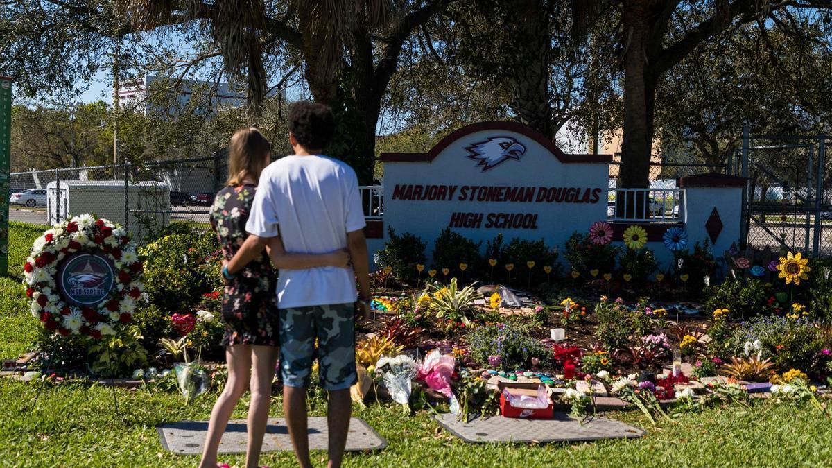 Altar improvisado ante el instituto Marjory Stoneman Douglas en el que se produjo la masacre.