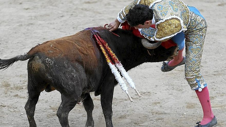 Nabil se entrega en la suerte soprema, volcándose sobre el bravo ‘Palaciego’, al que cortó las dos orejas.