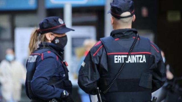 Imagen de archivo de una patrulla de la Ertzaintza ajena a esta información.
