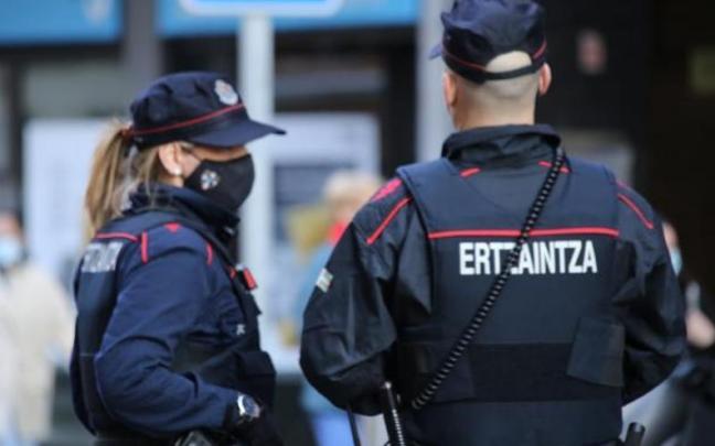 Imagen de archivo de una patrulla de la Ertzaintza ajena a esta información.