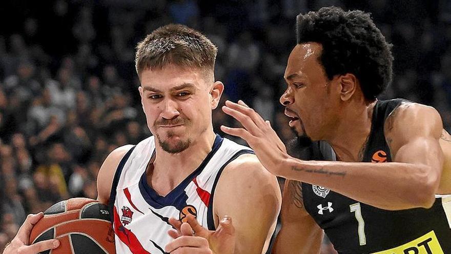 Marinkovic trata de superar la defensa de Punter durante el duelo de ayer entre el Partizan y el Baskonia. | FOTO: EFE