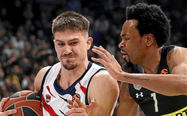 Marinkovic trata de superar la defensa de Punter durante el duelo de ayer entre el Partizan y el Baskonia. | FOTO: EFE