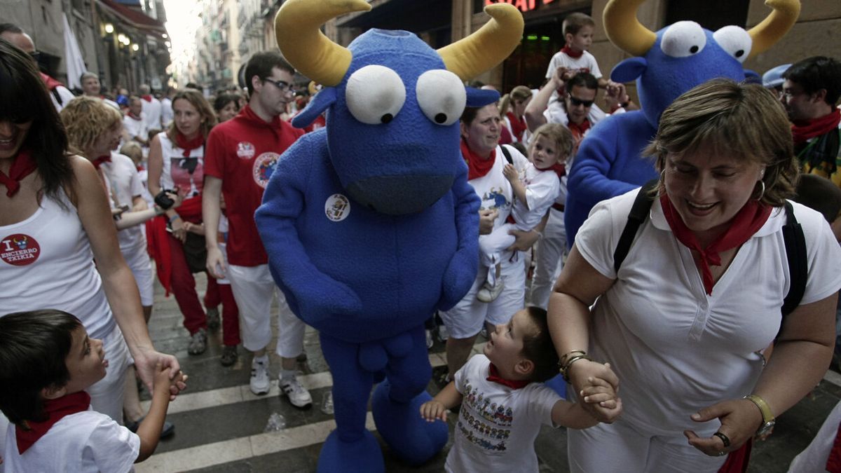 Niños corriendo con sus padres y mister Testis en el encierro de Kukuxumusu en 2011