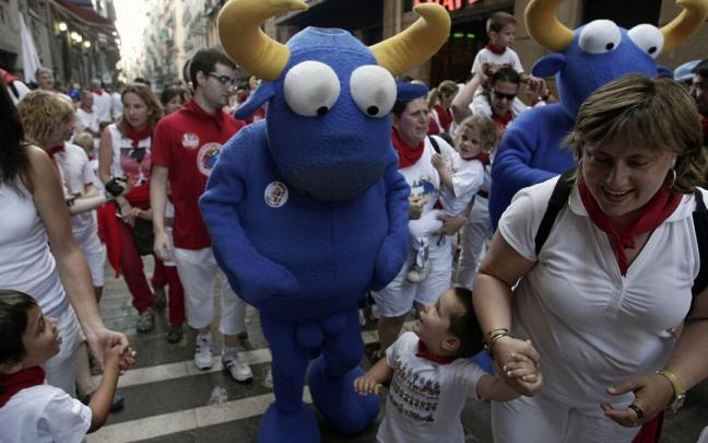 Ni&ntilde;os corriendo con sus padres y mister Testis en el encierro de Kukuxumusu en 2011
