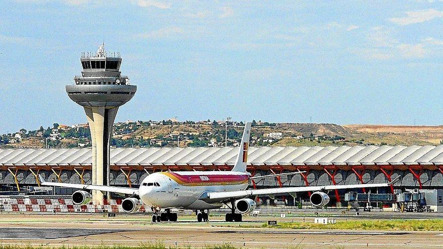 Un avión de Iberia, preparado para despegar en Madrid.