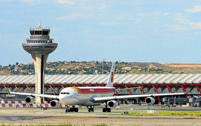 Un avión de Iberia, preparado para despegar en Madrid.