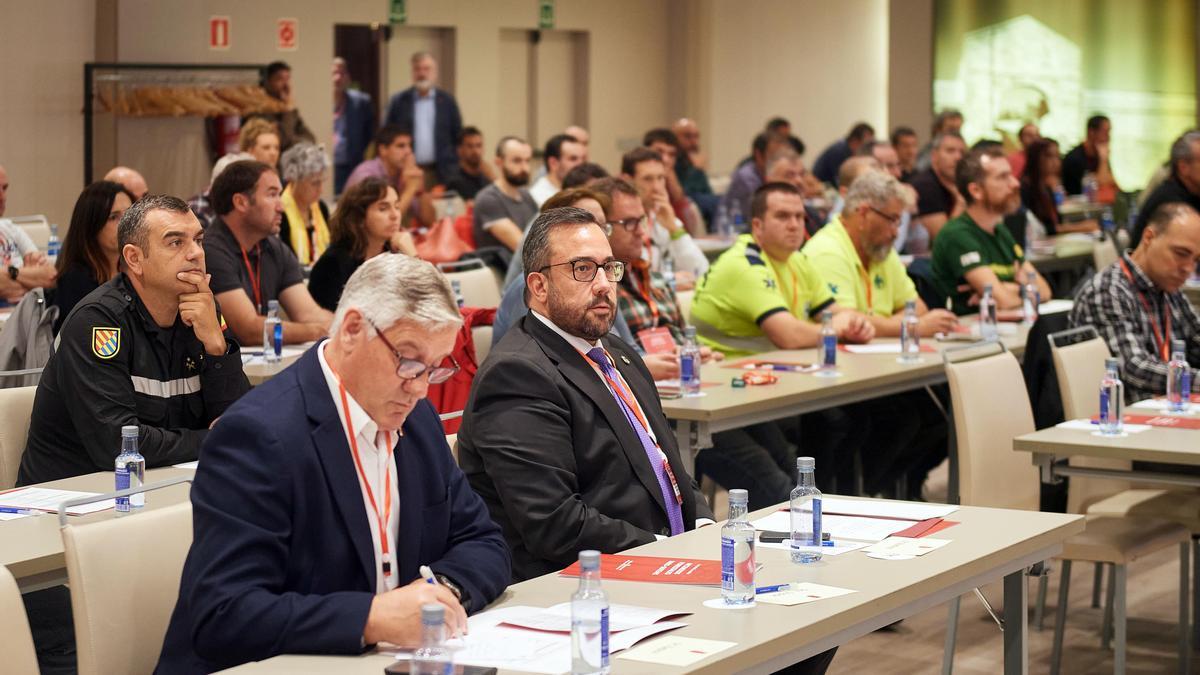 El vicepresidente Remírez junto al jefe de la Policía Foral, Juan Carlos Zapico, sigue una de las intervenciones de la jornada.