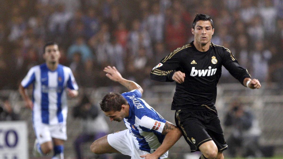 Cristiano Ronaldo lucha la pelota con el defensa ruso de la Real Sociedad, Vadim Demidov, el 29 de octubre de 2011