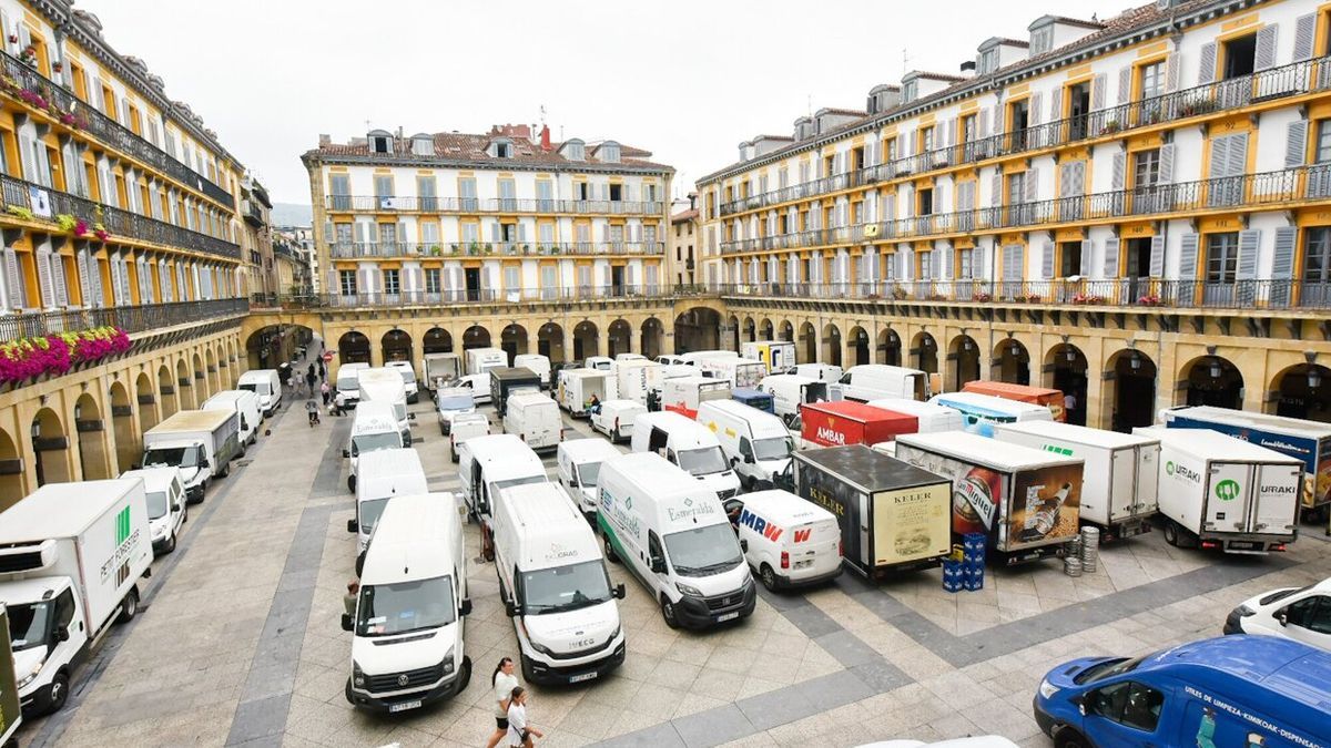 Plaza de la Constitucion llena de furgonetas de reparto este viernes para abastecer a la hostelería en la Aste Nagusia