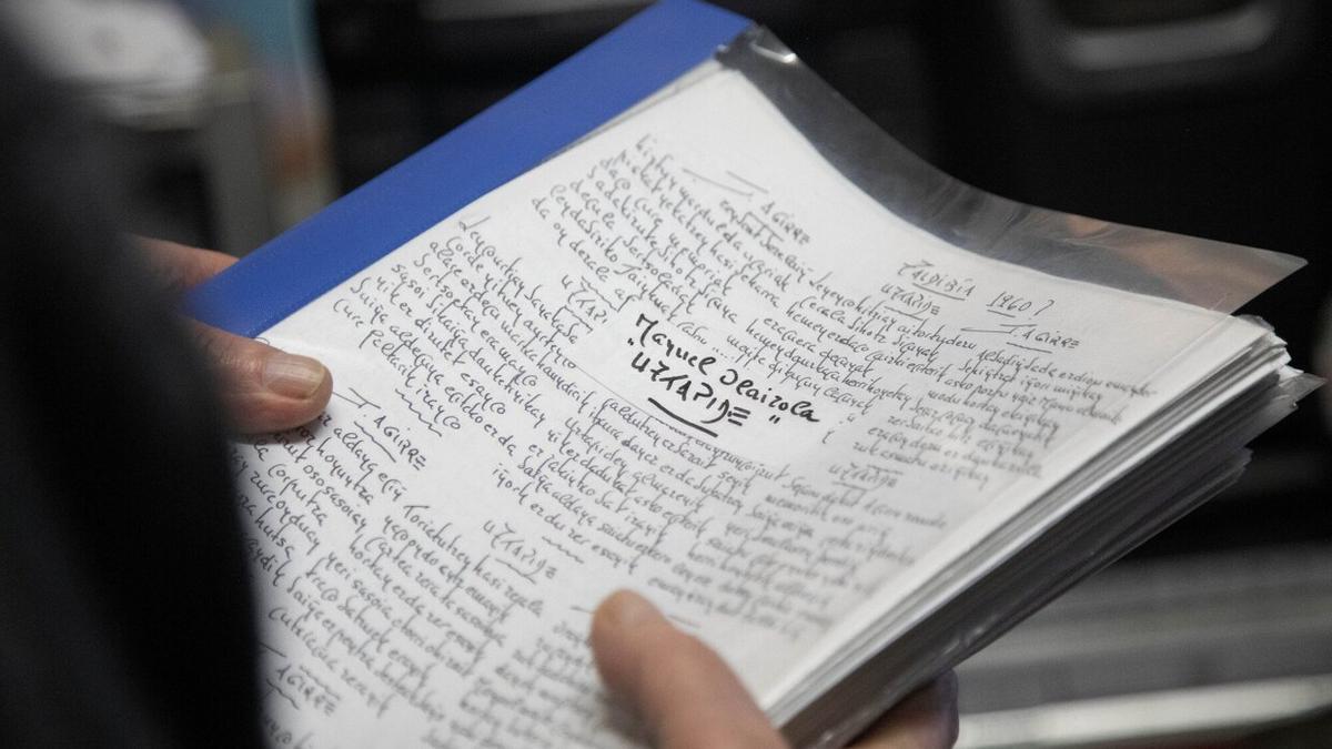 Xabier Unanuek 'Uztapide' zestoarraren 2.760 bertso bildu ditu.