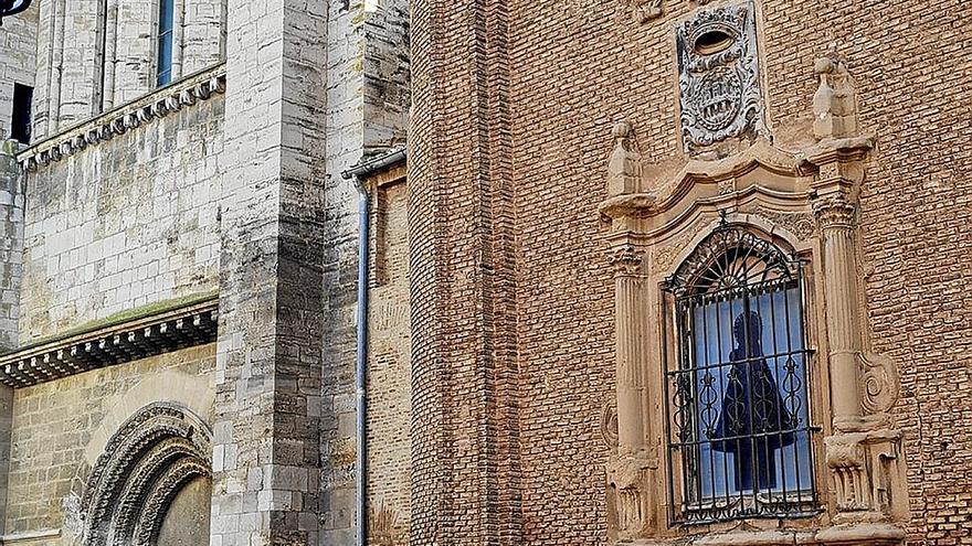 Escudo de Tudela en la fachada de la capilla de Santa Ana de la catedral que dio origen a la colección de dibujos.