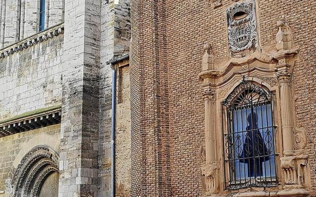 Escudo de Tudela en la fachada de la capilla de Santa Ana de la catedral que dio origen a la colecci&oacute;n de dibujos.