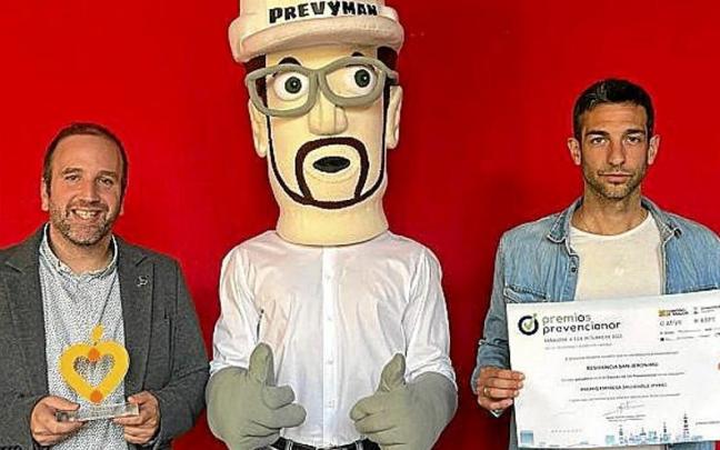 David Cabrero (i.) y Mario Ganuza (d.) con el premio.