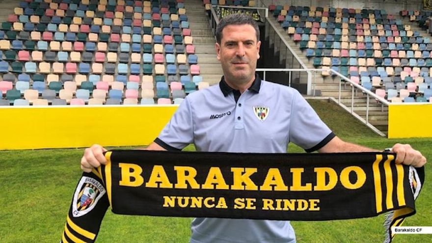 Imanol de la Sota posando con la bufanda del Barakaldo en una imagen de archivo.