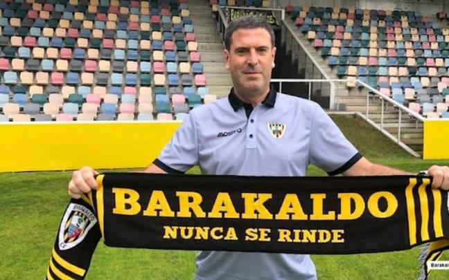 Imanol de la Sota posando con la bufanda del Barakaldo en una imagen de archivo.