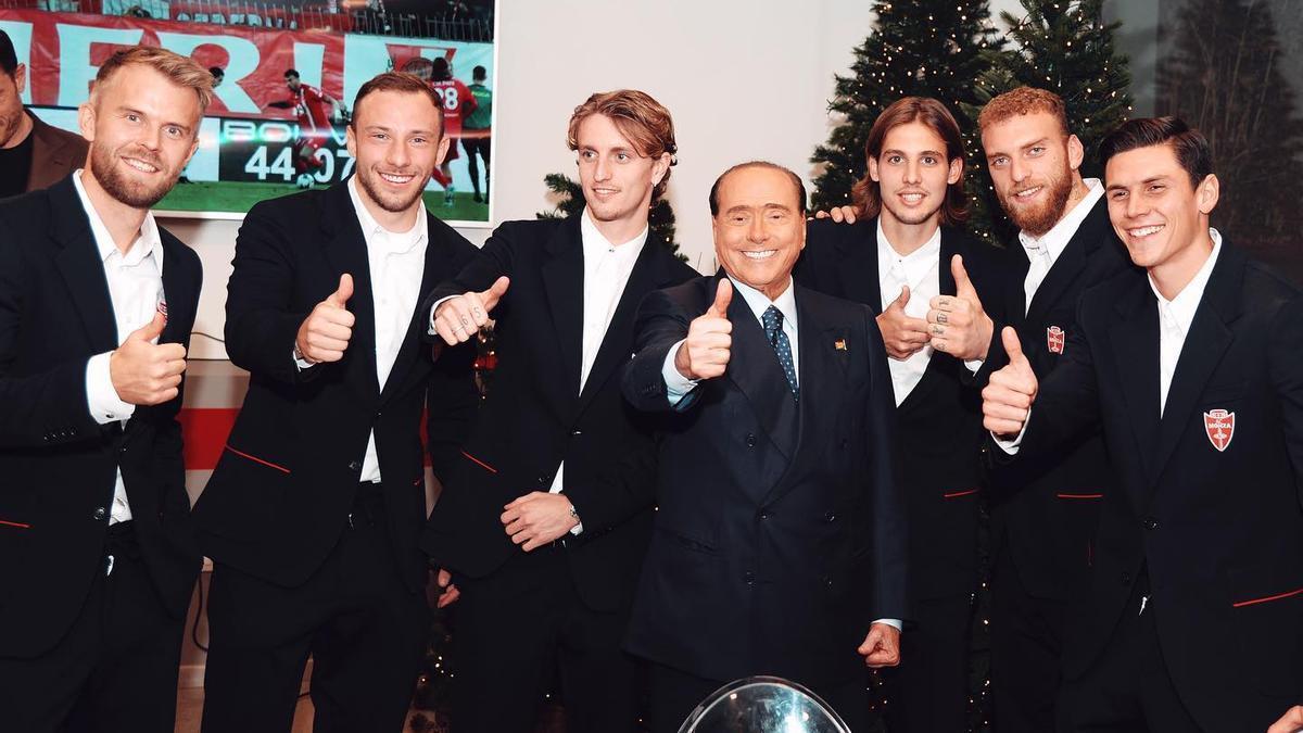 Silvio Berlusconi, junto a jugadores del Monza.