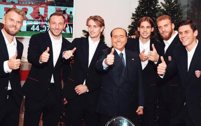 Silvio Berlusconi, junto a jugadores del Monza.