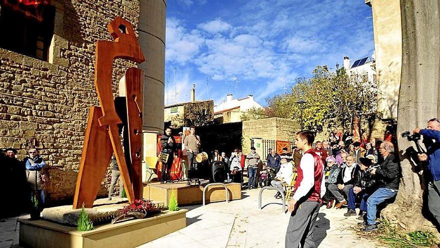 Un dantzari baila frente al monumento de Pedro de Navarra. | FOTO: CEDIDA