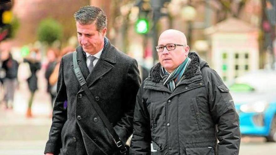 Alfredo de Miguel y su abogado Gonzalo Susaeta a su llegada ayer al Palacio de Justicia de Gasteiz