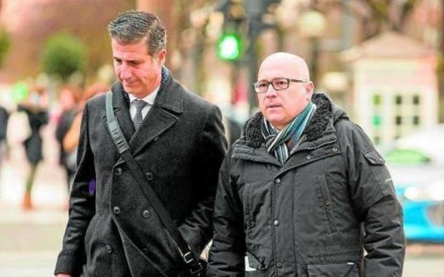 Alfredo de Miguel y su abogado Gonzalo Susaeta a su llegada ayer al Palacio de Justicia de Gasteiz Alfredo de Miguel y su abogado Gonzalo Susaeta a su llegada ayer al Palacio de Justicia de Gasteiz
