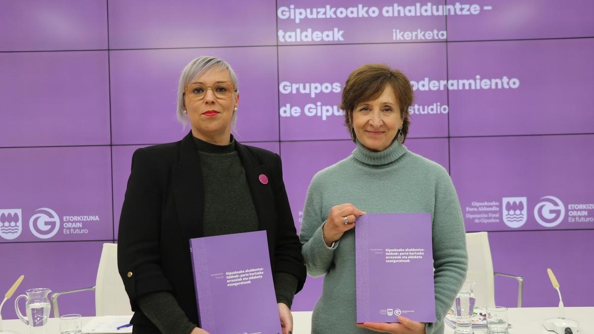 La directora foral de Igualdad, Nerea Isasi, junto a la psicoterapeuta y autora del estudio, Pepa Bojó, este lunes en la presentación de la investigación.