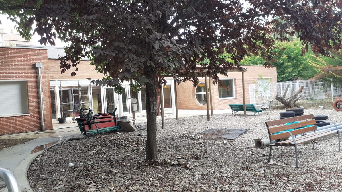 Estado del patio exterior, con los bancos y otros elementos desmontados.