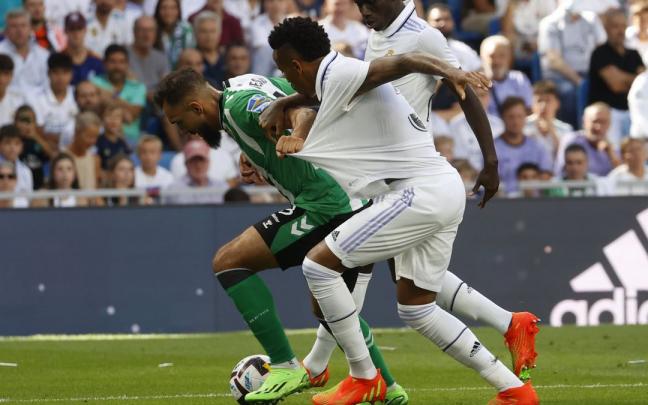El bético Borja Iglesias se protege ante el madridista Militao. El bético Borja Iglesias se protege ante el madridista Militao.